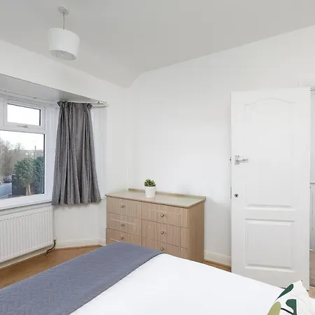 Spacious And Cozy 4bed In With Garden & Wifi & Parking Apartment *