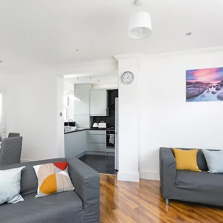 Spacious And Cozy 4bed In With Garden & Wifi & Parking Apartment *