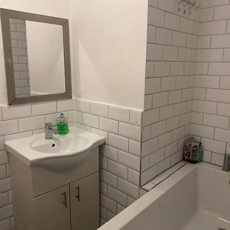 Luxury With 3 Bedrooms * London