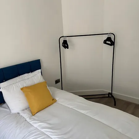 Urban And Trendy Stratford Sleeps 8 Free Parking Wifi Apartment *