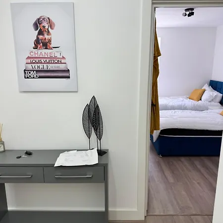 Urban And Trendy Stratford Sleeps 8 Free Parking Wifi Apartment *