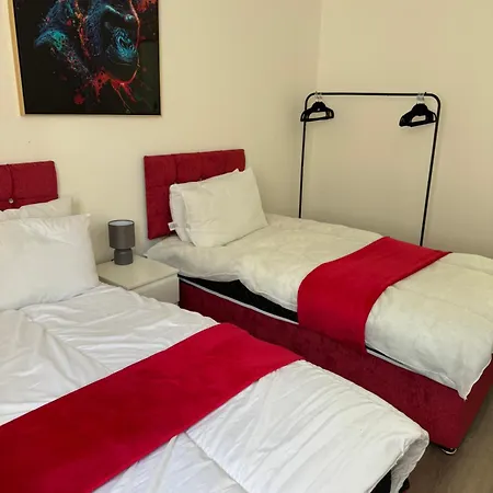 Urban And Trendy Stratford Sleeps 8 Free Parking Wifi Apartment London