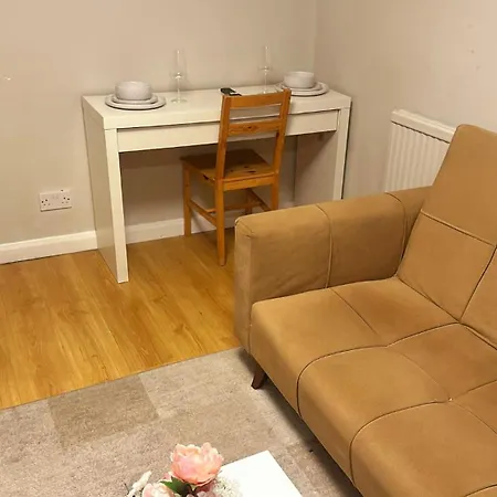 A1-1 Bed Ground Floor Flat In Elephant Castle Apartment