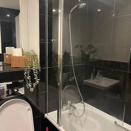 New 1 Bed 12 Mins To London And Gatwick Airport *