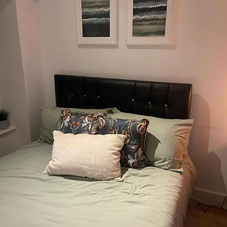 New 1 Bed 12 Mins To London And Gatwick Airport