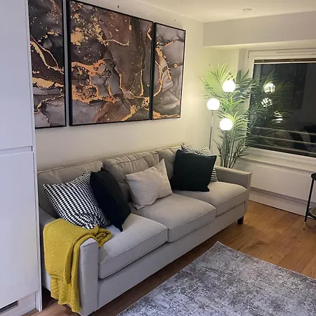 New 1 Bed 12 Mins To London And Gatwick Airport