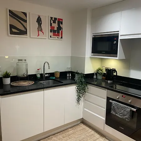 New 1 Bed 12 Mins To London And Gatwick Airport *