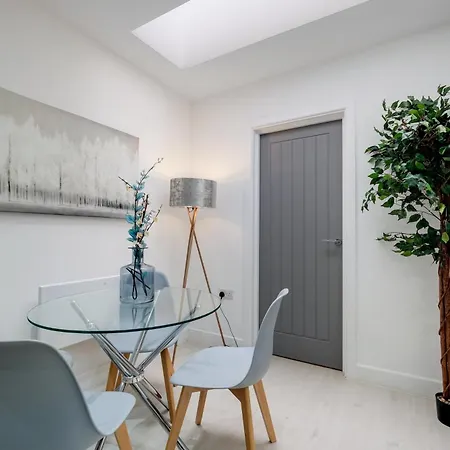 Newly Converted 2bdr 1ba In Apartamento Hounslow