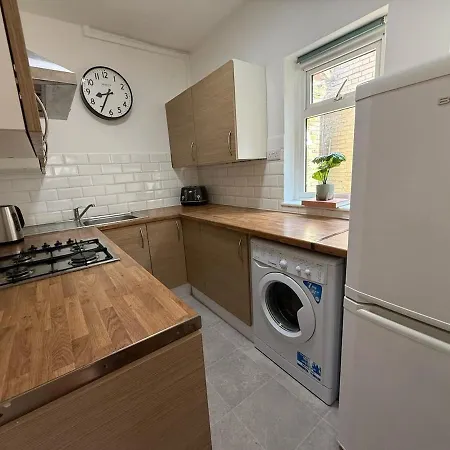 Lovely 4 Bedroom House In Southfields Near Wimbledon Apartment