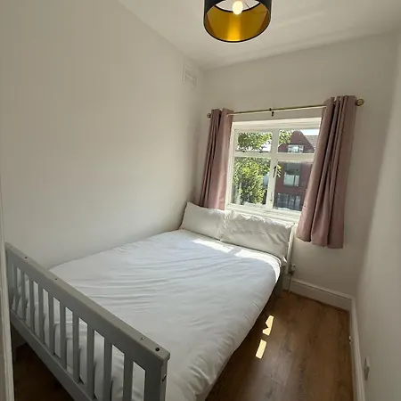 Lovely 4 Bedroom House In Southfields Near Wimbledon *