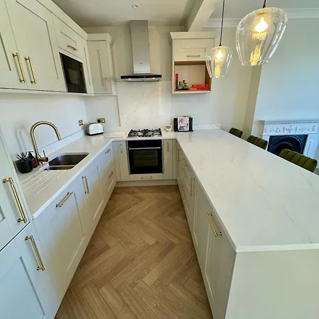 Beautiful Two Bedroom In Wimbledon Apartment *