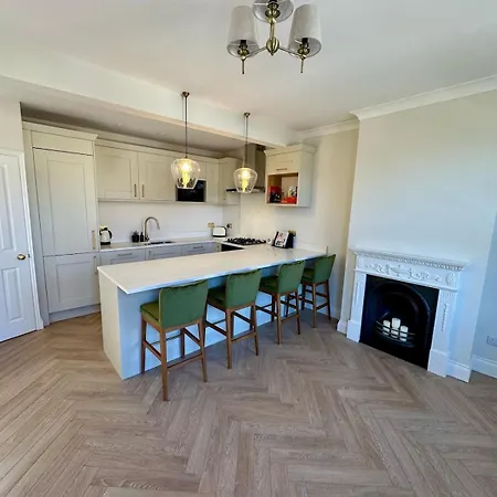 Beautiful Two Bedroom In Wimbledon Apartment London
