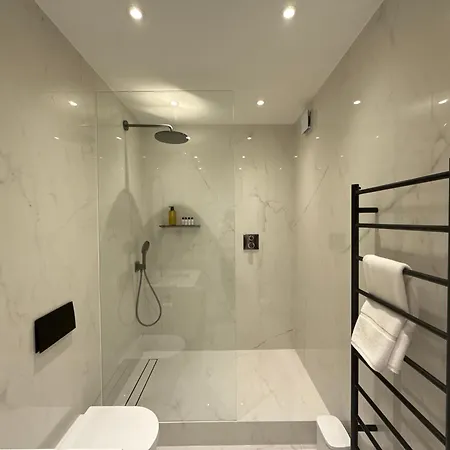 5 Mins Walk To Selfridges, Mayfair Retreat Apartment