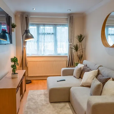 Spacious Wembley 2 Bedrooms, Free Parking, Pool