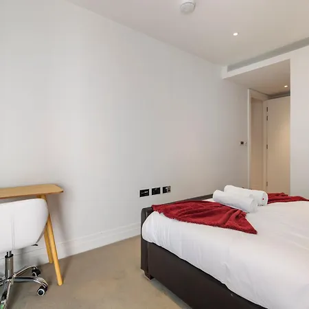 Modern 2br Flat With Balcony Prime Location * London