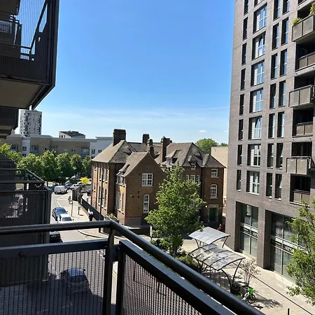 1-bed Sleeps 4 To Shops & Transport * Londres