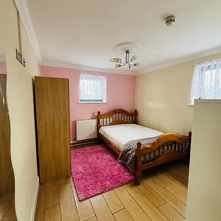 Charming 2 Bedroom Flat With Urban Views