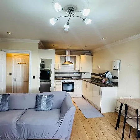 Charming 2 Bedroom Flat With Urban Views Appartement Romford