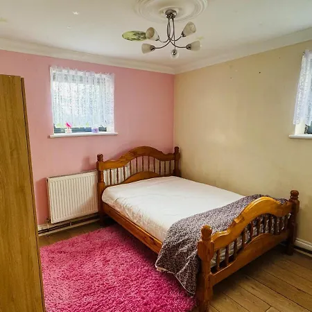 Charming 2 Bedroom Flat With Urban Views * Romford