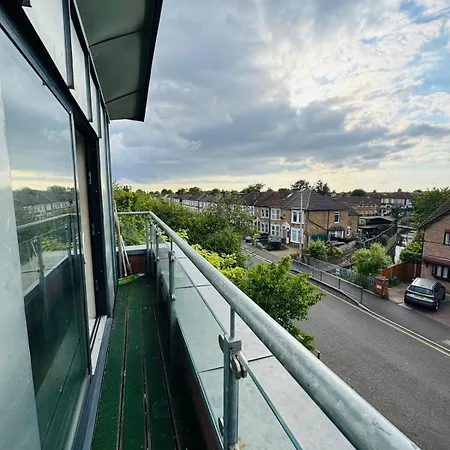Charming 2 Bedroom Flat With Urban Views Appartement