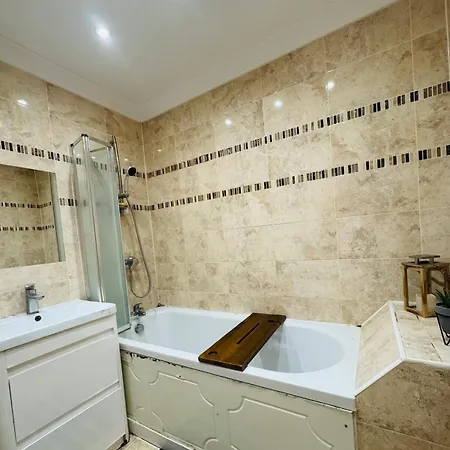 Charming 2 Bedroom Flat With Urban Views * Romford