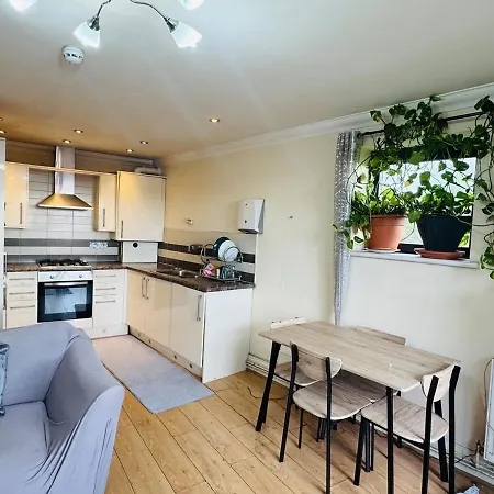 Appartement Charming 2 Bedroom Flat With Urban Views Romford