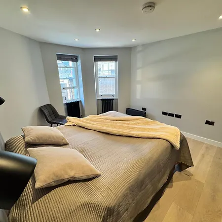 5 Min Walk To Oxford Street * London