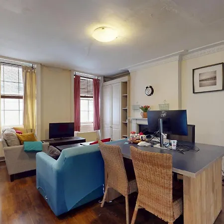Spacious One-bedroom Flat In Westminster Near Embankment,