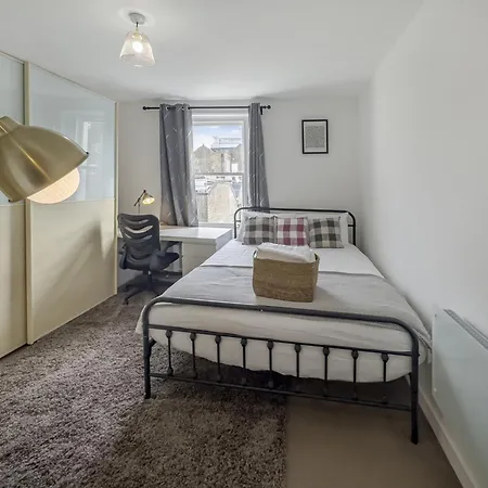 Stylish Hyde Park 3 Bedroom Apartment *