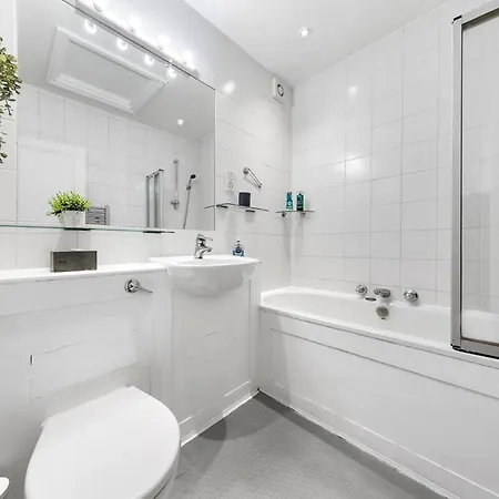 Apartment Spacious Sleep 11 With Terrace In Earls Court Ec99