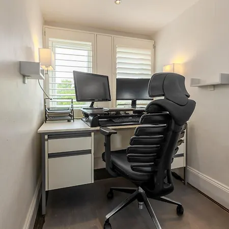 Amazing 4br Glass Roof With Parking &garden *