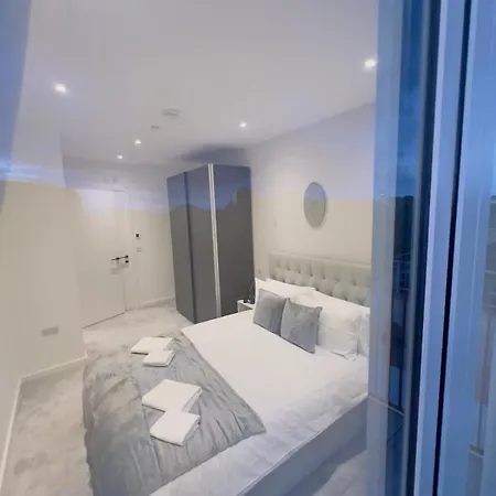 Apartment Modern Balcony Flat Closet To Bridge London