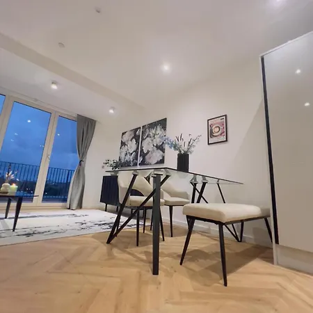 Modern Balcony Flat Closet To Bridge *