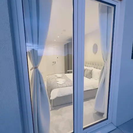 Modern Balcony Flat Closet To Bridge