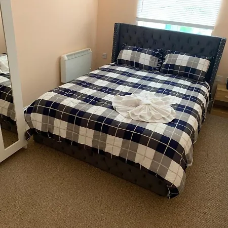 2 Bed 2 Bath Right Next To Park Located For Access To West End And Gtw Apartamento Croydon