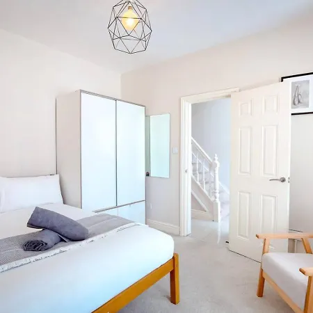 Beautiful With Garden In Tooting Holiday home