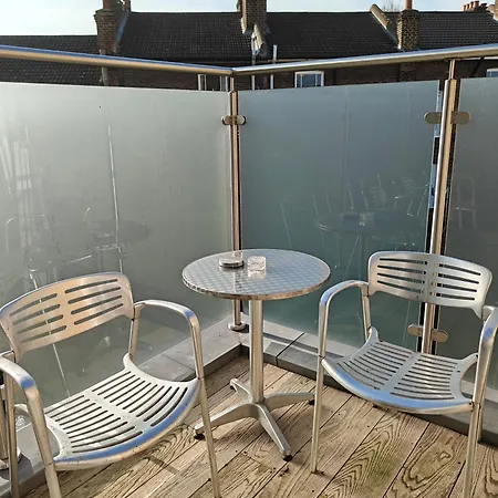 Penthouse In Luxor House Aparthotel London