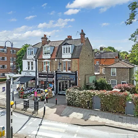 Apartment Wanstead Gem! Bright, Cosy & Immaculate 1 Bed On The High Street! London