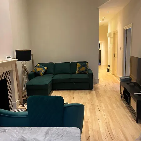 Newly Refurbished- Awesome Very Flat In Famous Notting Hill With A Balcony *