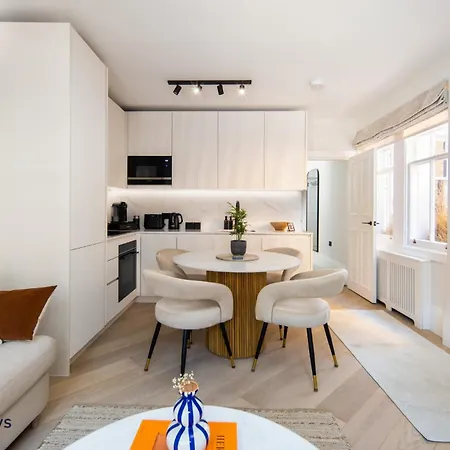 5 Mins Walk To Selfridges, Mayfair Retreat Apartment
