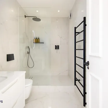 5 Mins Walk To Selfridges, Mayfair Retreat Apartment *