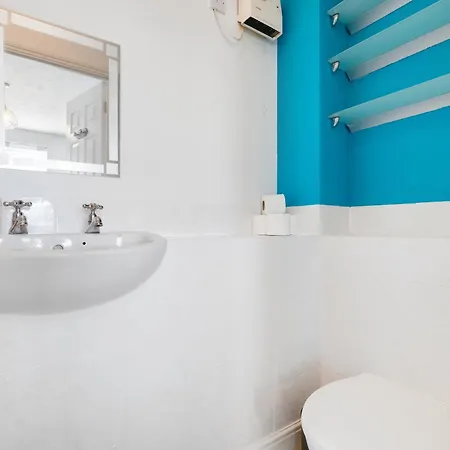 2 Bed In Lock Apartment *
