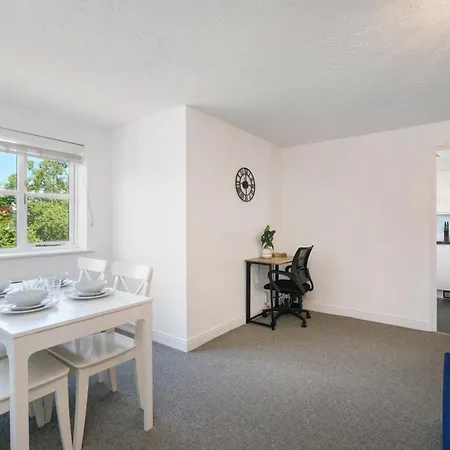 2 Bed In Lock Apartment *