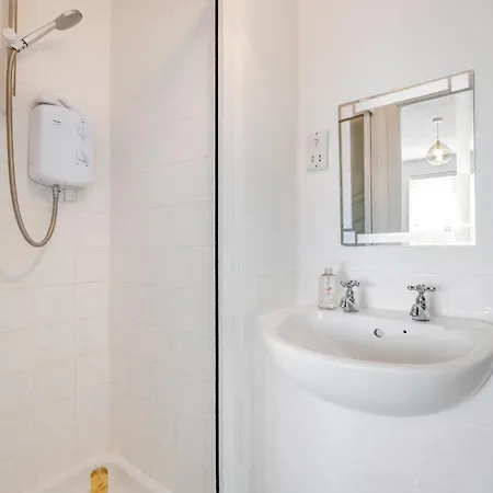 2 Bed In Lock *