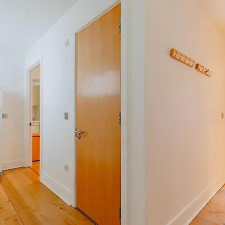 Stylish 1bd Flat In Gated Community Clapham Apartment