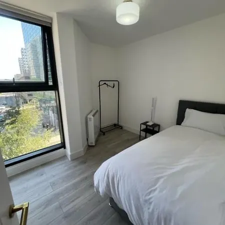 Alhambra House, Modern 2 Bed Flat - F2 Apartment *