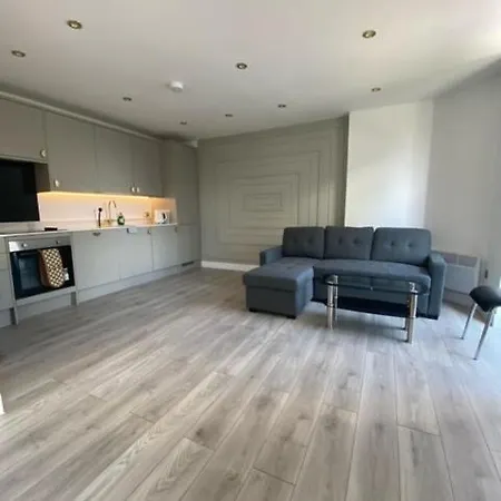 Alhambra House, Modern 2 Bed Flat - F2 Croydon