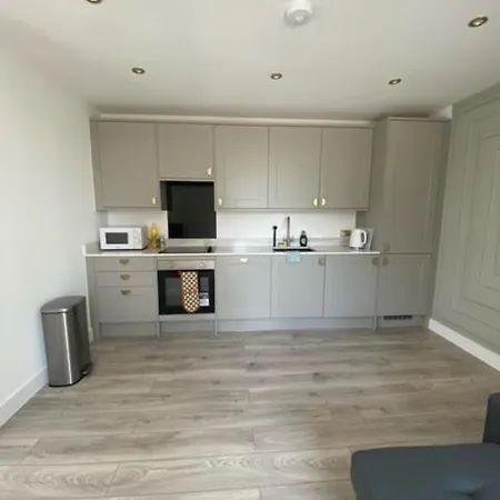 Alhambra House, Modern 2 Bed Flat - F2 Croydon