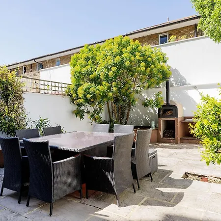 Veeve - The Fulham Garden Maisonette Apartment