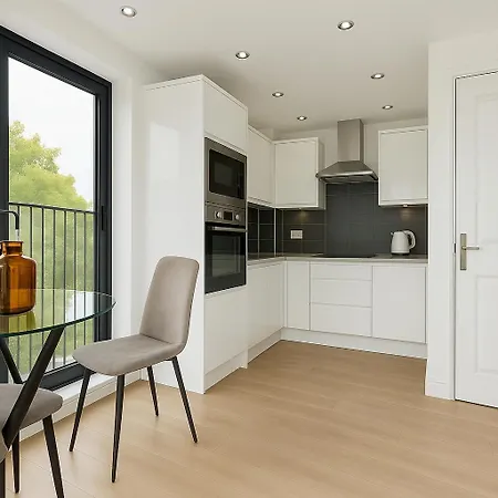 Modern With With Garden & Shared Kitchen In Ealing